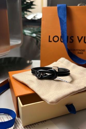 لويس فتون جلد اسود