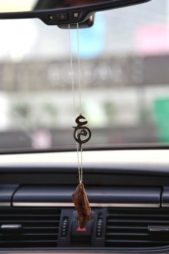 تعليقة عود حروف مدموجه برائحة العود الفاخره