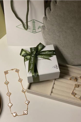 طقم فان كليف الابيض