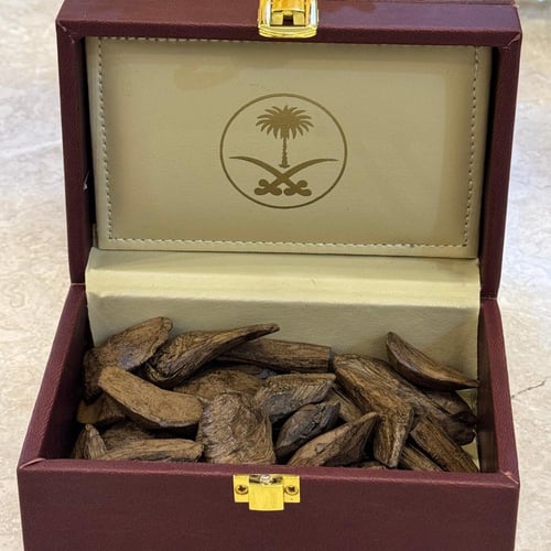 ثمن كيلو عود مروكي الشيخ في علبة جلد سيفين ونخلة