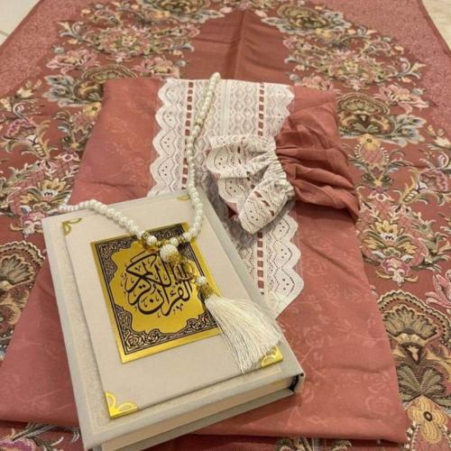 طقم سجادة وشرشف صلاة ومصحف بجودة فائقة لراحتك