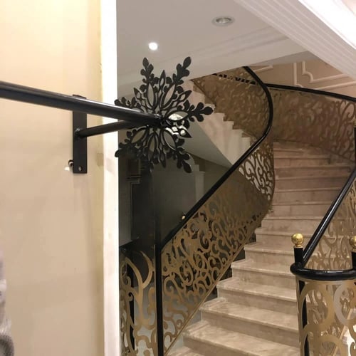 علاقة جدارية للعبايات ديزاين (٤) بدون ملحقات