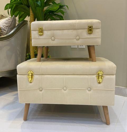 صندوق سجاجيد صلاة مخمل بيج بأرجل خشبية عدة مقاسات