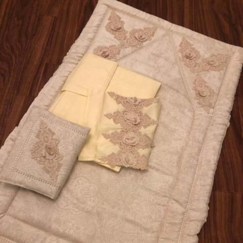 طقم سجادة وشرشف صلاه بتصميم عملي وأنيق