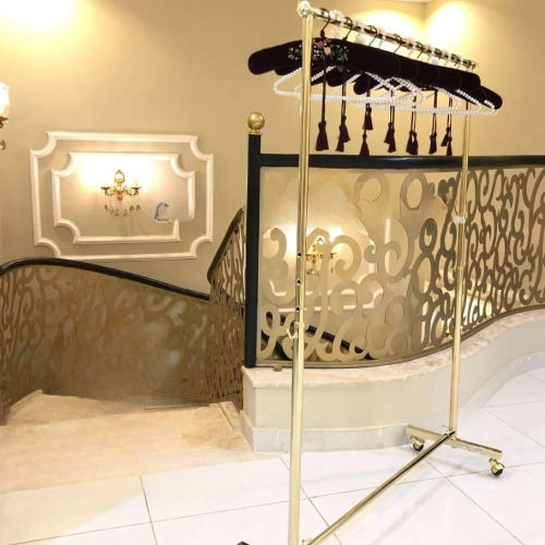 حامل عبايات ذهبي مسار واحد بعجلات