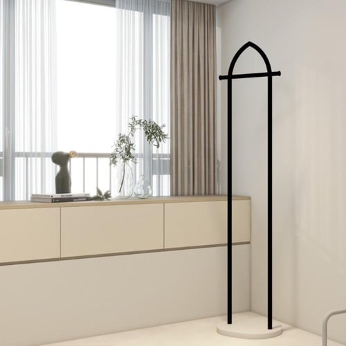 ستاند ملابس اسود بقاعدة باللون الابيض