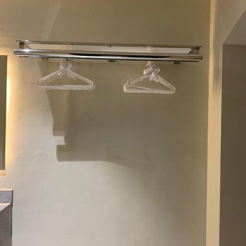 معلاق جداري للعبايات ستانلس ستيل لغرفة الضيوف