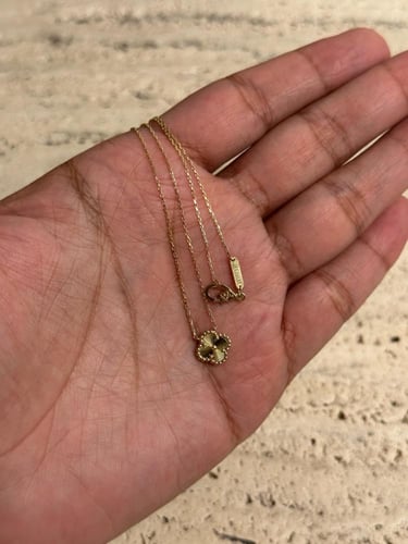 عقد ذهب صافي عيار 18 تصميم عالمي