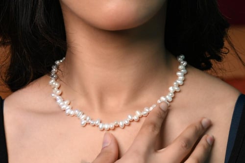 عقد لؤلؤ طبيعي أبيض مصنوع يدوياً
