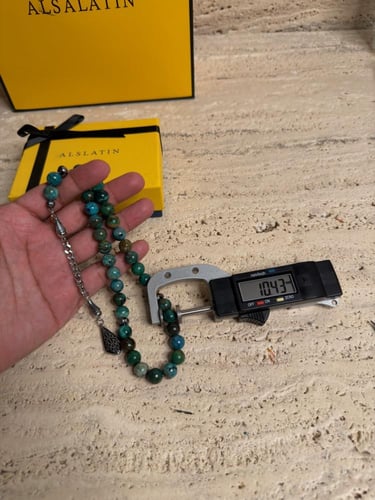 سبحه مصنوعة من حجر الكريزوكولا مع شكة من نفس الخام...