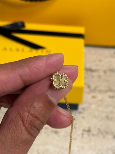 عقد ذهب صافي عيار 18 تصميم عالمي