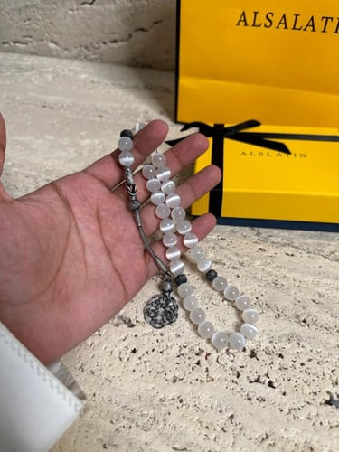 سبحة مصنوعه من حجر سيلينيت الكريم الطبيعي مع طربزو...