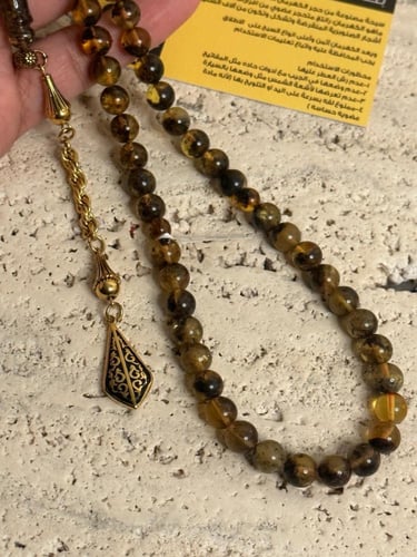سبحة كهرمان حر شوائب طبيعية مذهب مع شكة ذهبي