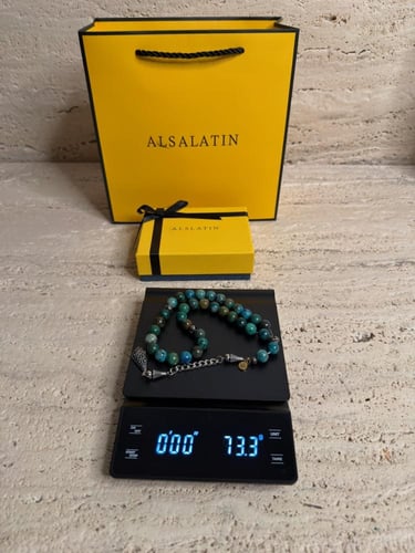 سبحه مصنوعة من حجر الكريزوكولا مع شكة من نفس الخام...