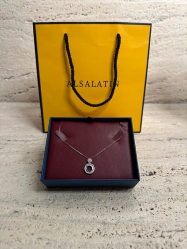 عقد الماس طبيعي فاخر مع ذهب عيار 18k