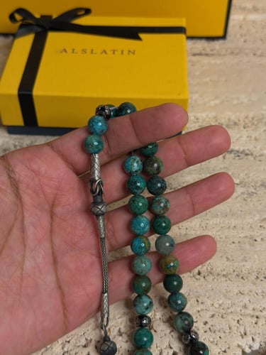 سبحه مصنوعة من حجر الكريزوكولا