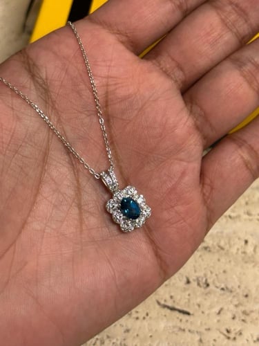 عقد فضه مرصع بحجر التوباز الطبيعي عيار 925