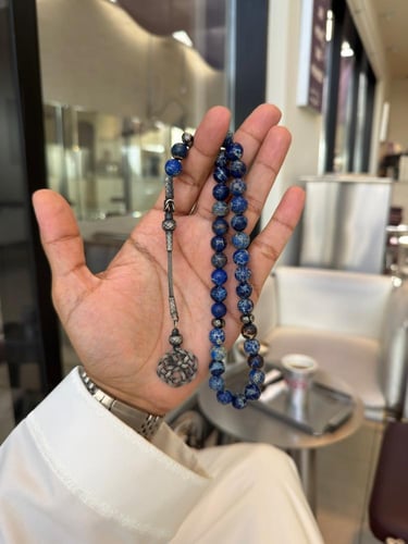 سبحة مصنوعه من حجر اليشب الكريم المعدل باللون الاز...