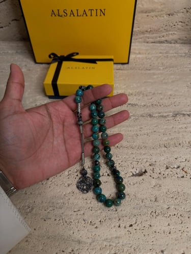 سبحه مصنوعة من حجر الكريزوكولا