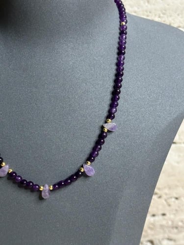 عقد حجر جمشت الطبيعي