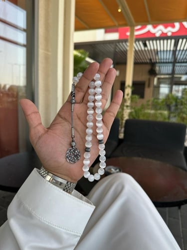 سبحة مصنوعه من حجر سيلينيت الكريم الطبيعي مع طربزو...