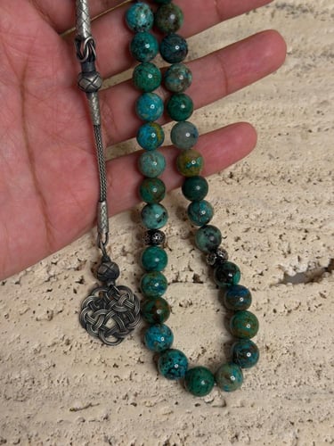 سبحه مصنوعة من حجر الكريزوكولا