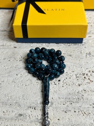 سبحة ازرق غامق مشخط رخامي بكلايت مع طربزونه فضة.