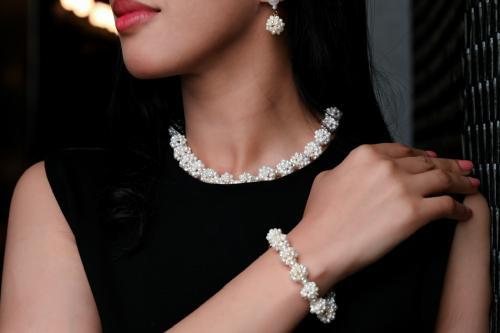 طقم لؤلؤ طبيعي مصنوع يدوياً من اصعب انواع التصاميم...