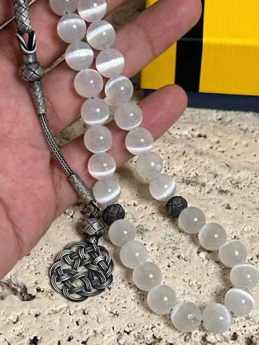 سبحة مصنوعه من حجر سيلينيت الكريم الطبيعي مع طربزو...