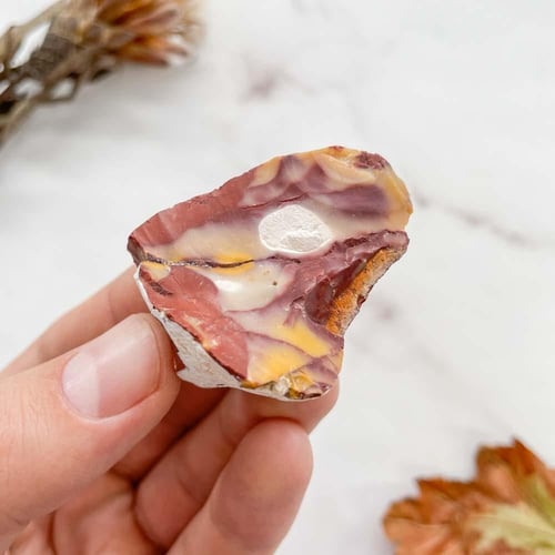 سبحة مصنوعه من حجر اليشب الموكايتي الطبيعي مع طربز...