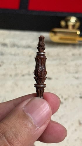 سبحة من خشب الثعبان نحت يدوي من افضل الفنانين مطرز...