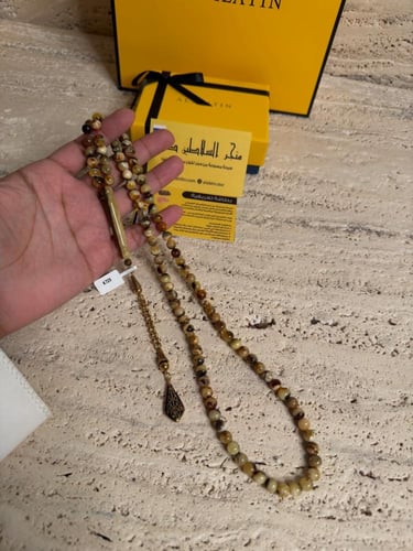 سبحه كهرمان حر شوائب طبيعية مع ستيل ذهبي