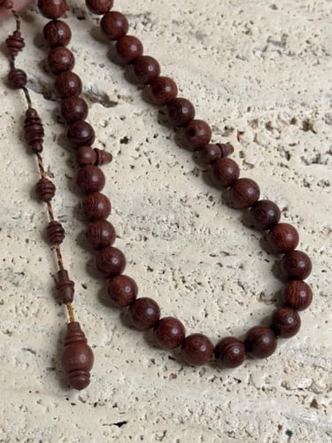 سبحة مصنوعة من حطب القرض الافريقي مع تمليكة شغل يد...