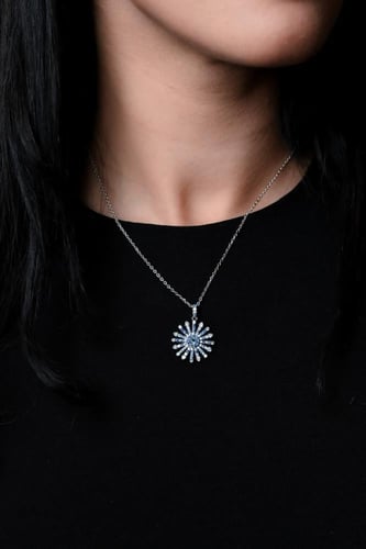 عقد فضه عيار 925 مرصع بأحجار التوباز الطبيعي