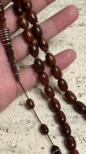 سبحة من خشب الثعبان نحت يدوي من افضل الفنانين مطرز...