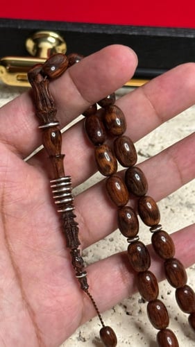 سبحة من خشب الثعبان نحت يدوي من افضل الفنانين مطرز...