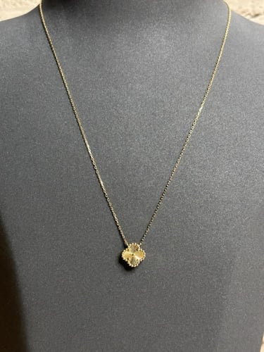 عقد ذهب صافي عيار 18 تصميم عالمي