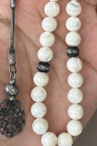 سبحه مصنوعة من أم اللؤلؤ الطبيعيه