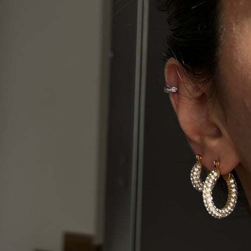 الأقراط اللامعة