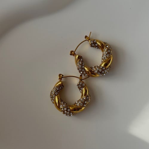 اقراط ملتوية لامعة