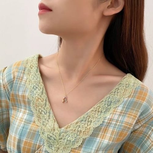 سلسال حرف Q مرصع بالأحجار الملونة ومطلي بالذهب من...