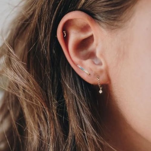 أقراط مشبك مع أحجار ملونة صغيرة ومطلية بالذهب من م...