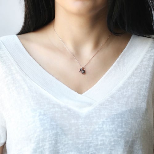 قلادة القفل الأسود بتصميم وذوق رفيع مرصوفة بأحجار...