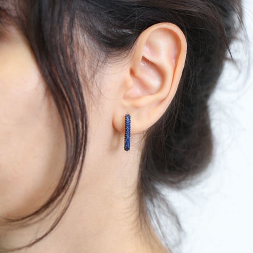 أقراط نفيس بتصميم ملهم وأحجار تزداد بريقاً على عنق...