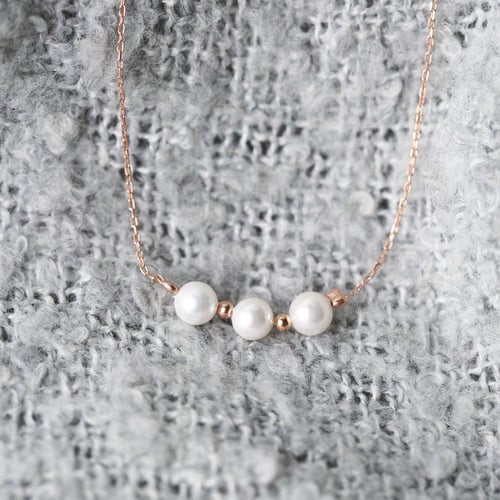 سوار الإطلالة الهادئة مزين بحبات اللؤلؤ المطلية با...