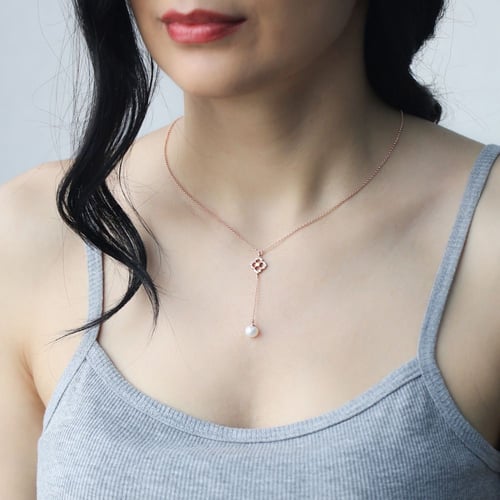 عقد بتصميم عمودي مرصع بأحجار الزيركون وحبة اللؤلؤ...