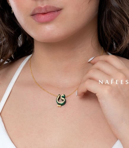 سلسال حرف ي باللون الأخضر والمرصع بأحجار الزيركون...