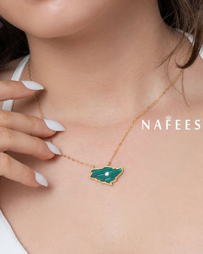 سلسال خريطة المملكة مصنوع من الفضة الخالصة والحجر...