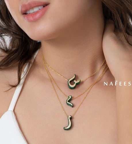 سلسال حرف ع باللون الأخضر والمرصع بأحجار الزيركون...