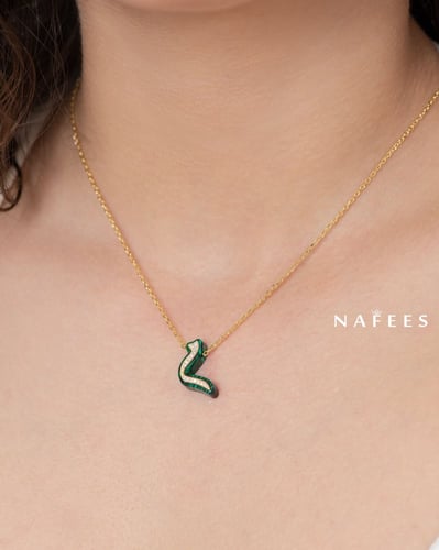 سلسال حرف م باللون الأخضر والمرصع بأحجار الزيركون...